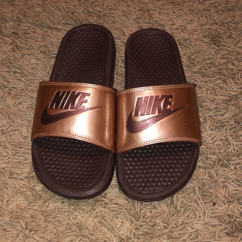 Woman’s Nike Benassi slides ☺️